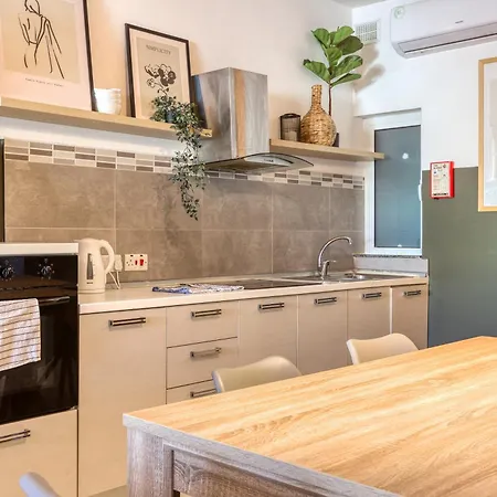 Designer, Fully Equipped 3br In W/wifi By 360 Estates Gzira