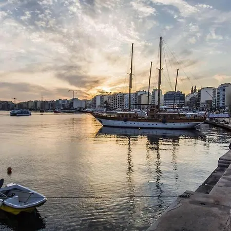 Designer, Fully Equipped 3br In W/wifi By 360 Estates *