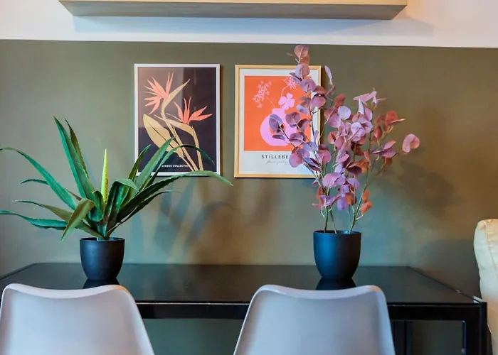 Designer, Fully Equipped 3br In W/wifi By 360 Estates *